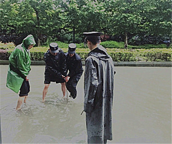 暴雨來襲 “中房物業人”溫暖業主心3.jpg 暴雨來襲 “中房物業人”溫暖業主心3.jpg